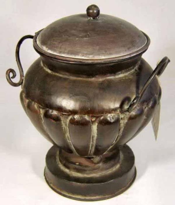 Vase i bronzemetalarbejde med ører