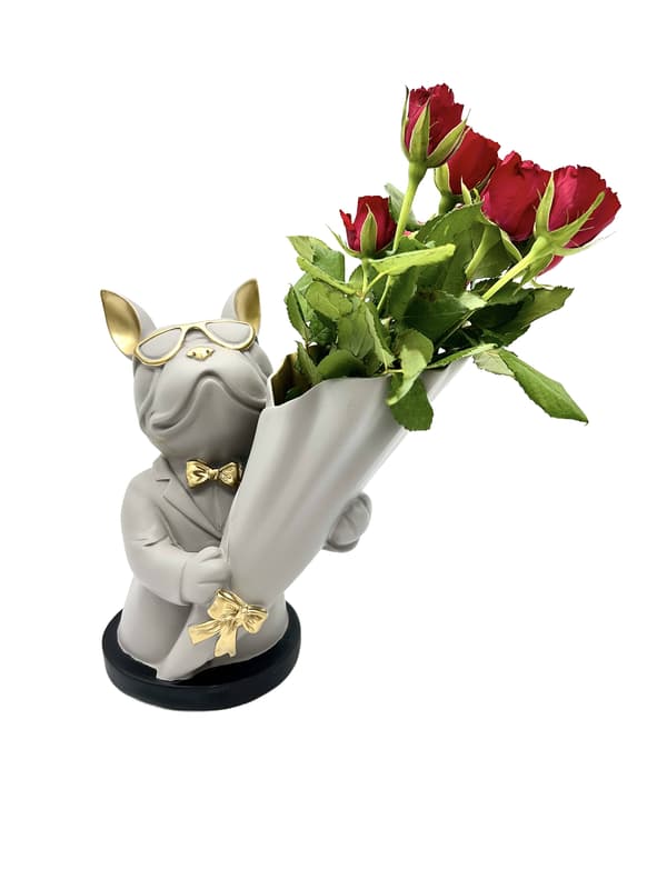 Vase med grå bulldog