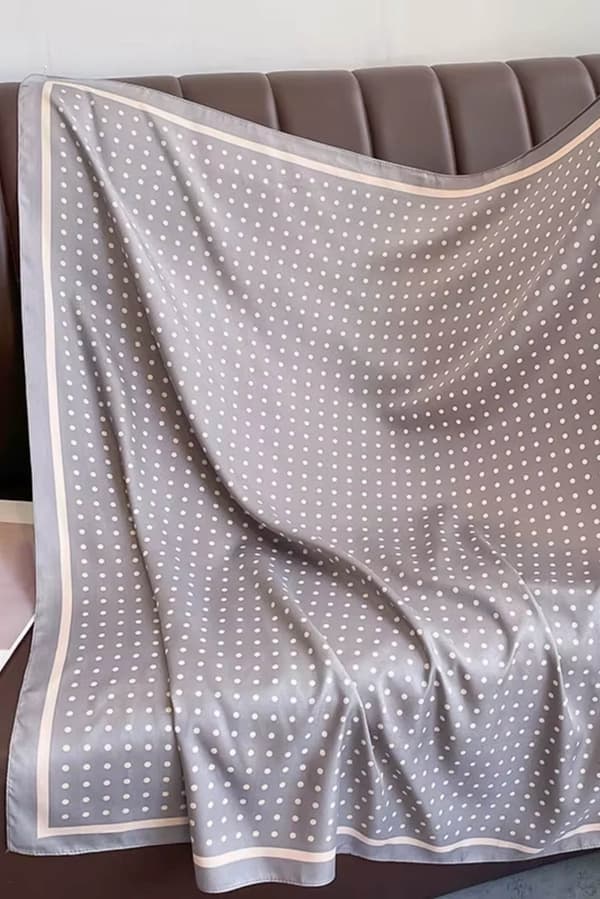 Grå halsduk 90x90 med prickar - retro elegans med en touch av modernitet