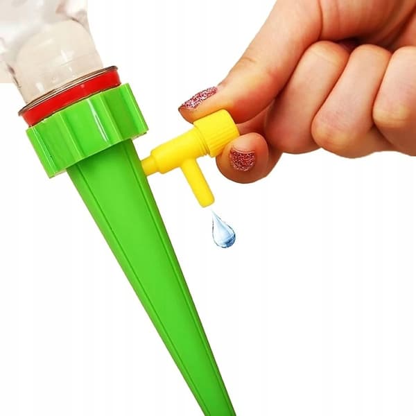 Set med 10 vattenkannor för krukväxter, inklusive kranar och vattenflaskor.