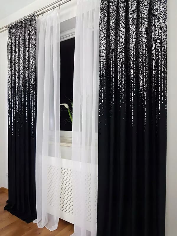 Sort fløjlsgardin, sølvregn