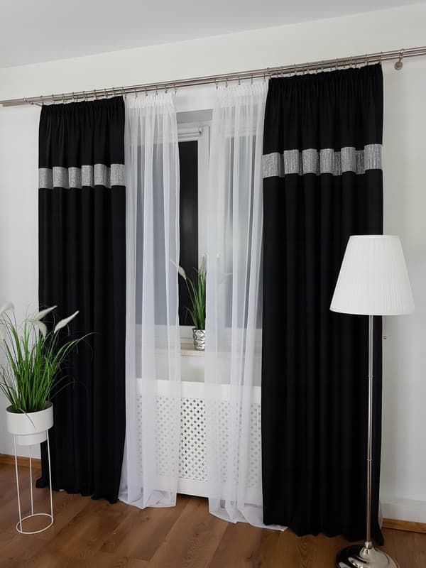 Färdig gardin fastsydd på tejp svart 250cm x 145cm