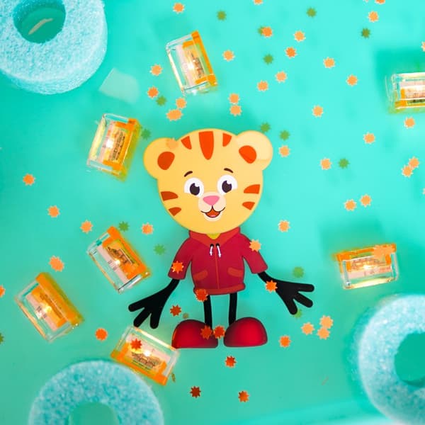 Set med sensoriska kuber som lyser i vattnet Daniel Tigern, Glo Pals