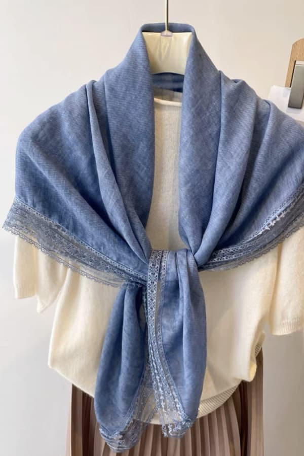 Blåt tørklæde med blonder - 100x100 cm, bomuld med polyester