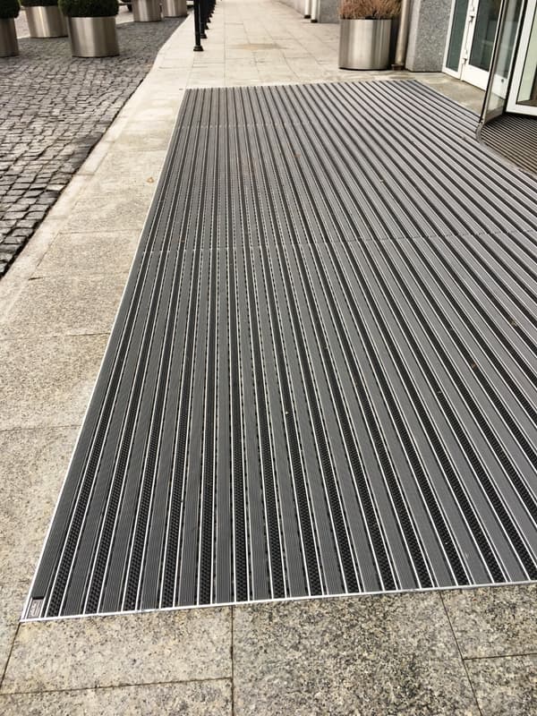 Dörrmatta i aluminium med gummiborstesystem CS22 100x50