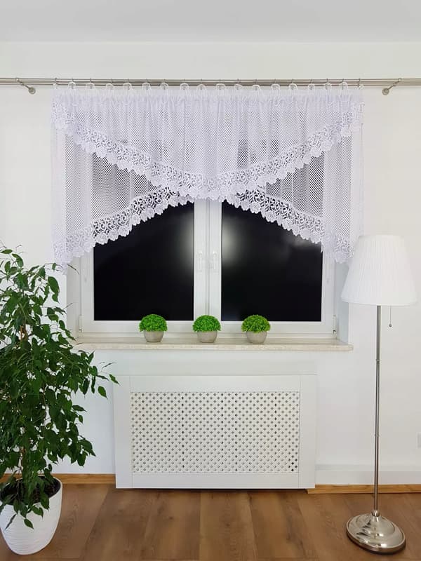 Dobbeltskiktet netgardin pyntet med guipyrespids