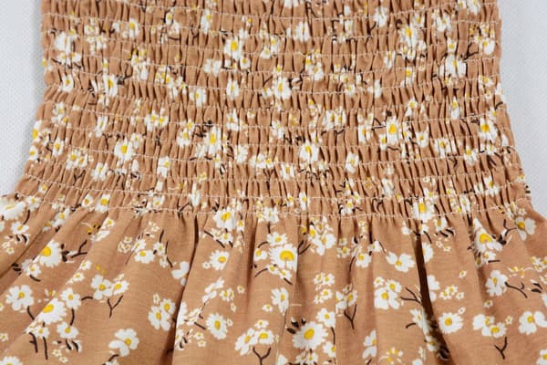 Sommerkjole med stropper og samlede blomster beige 122