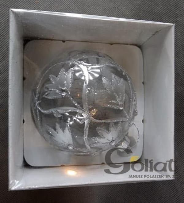 Transparent glaskula med silverdekoration och glasbitar