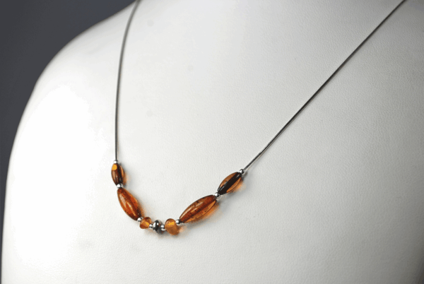 Kaulakoru monivärisellä meripihalla - Baltic Amber Collier