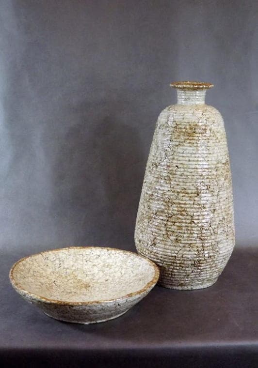 Kermanvärinen raidallinen kivimaljakko, 45x22cm