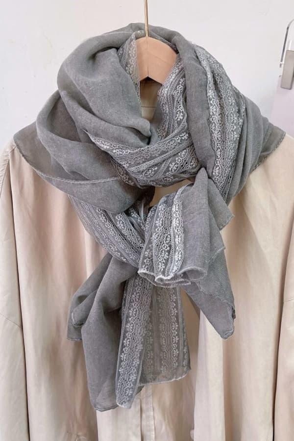 Gråt tørklæde med blonder 180x90 cm - bomuld med polyester