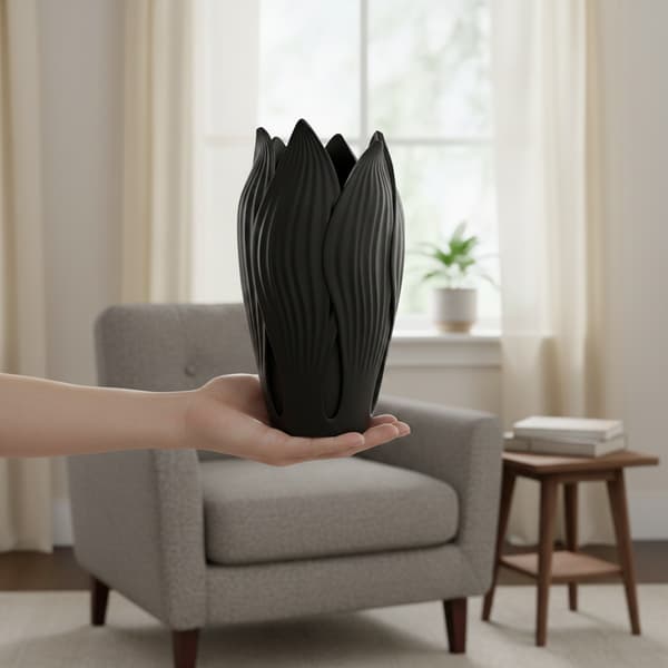 Dekorativ bladformet sort vase til blomster, moderne design