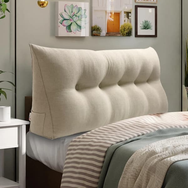 Mörkbeige triangulär läskudde Mörkbeige triangulär läskudde 80 cm