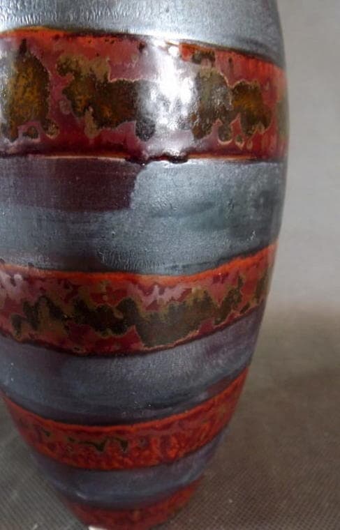 Elegant stenvase med murstensgrå striber, 28x11cm