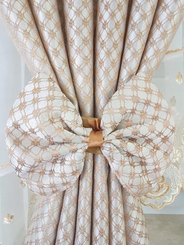 Koristeellinen verho kirjonnalla - beige