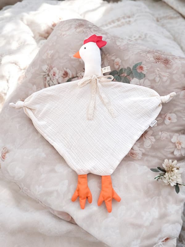 Käsintehty musliinipehmolelu HEN LATTE