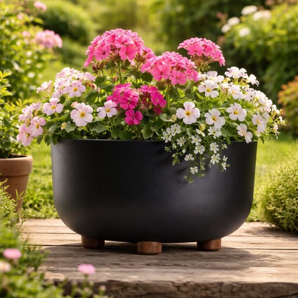 Sæt med terrakotta blomsterskåle på ben af genbrugsmateriale, sorte, 2 stk.