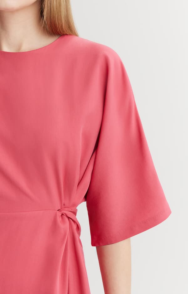 Halkiollinen mekko 34