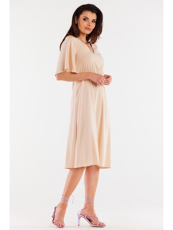Utsvängd viskosklänning med V-ringning, beige M