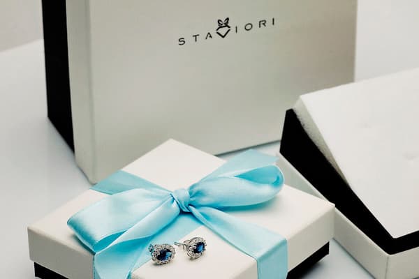 Sølv ørestikker med blå zirkon