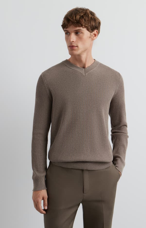 Mikromønstret sweater med v-hals L