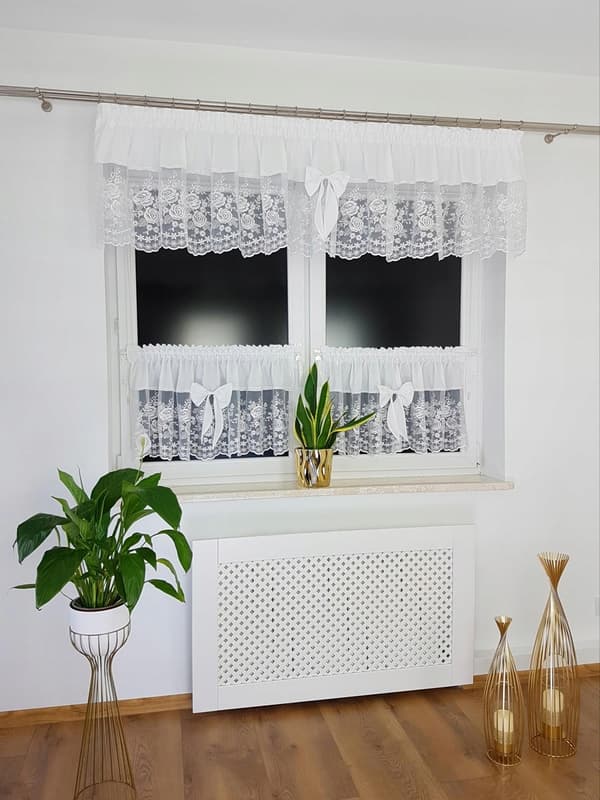 Köksgardiner med broderade rosor, set