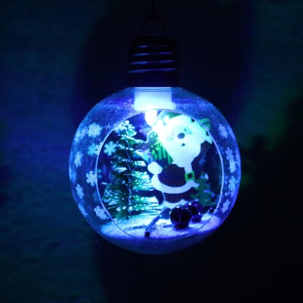 PLASTIKBOLD MED LED-LYS OG JULEMAND 8 CM II