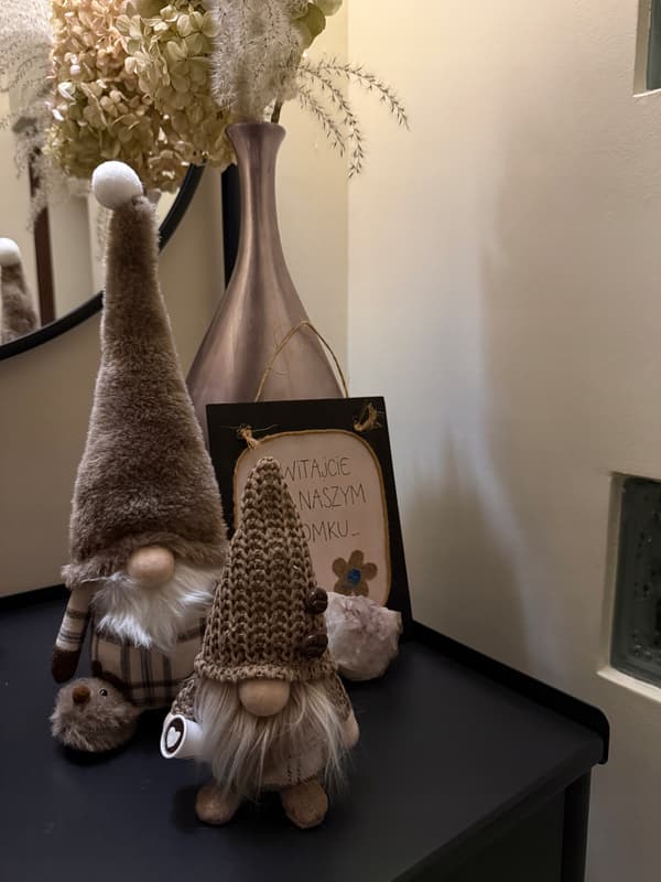 Handsydd julgransprydnad med gnomemotiv, boho