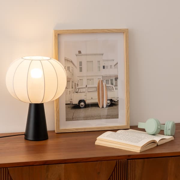 Tobi sort og hvid bordlampe
