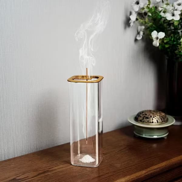 Elegant røgelsesholder i glas med røgelsespindholder