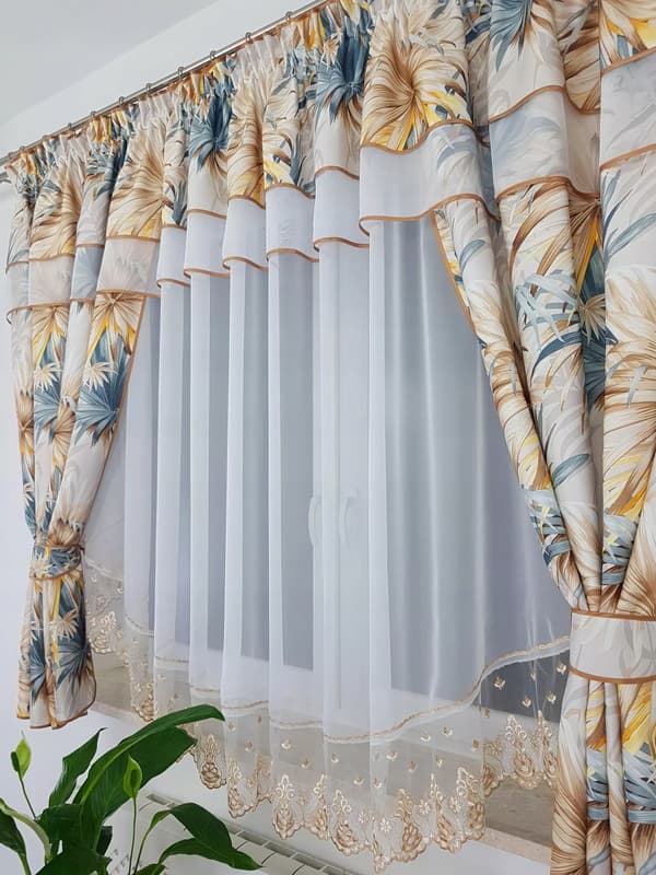 Færdig gardin med draperier og broderi - brun