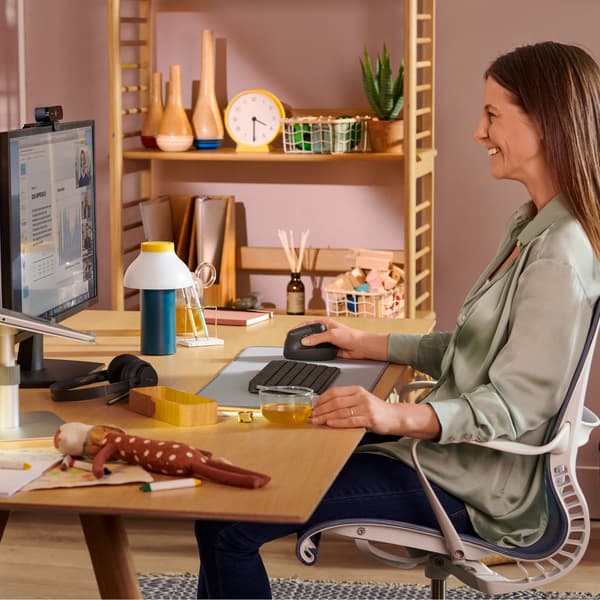 Logitech Lift til vertikal trådløs/Bluetooth-grafitmus til virksomheder (910-006494)