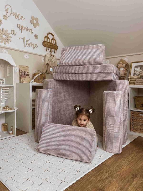 Lille trekant til Lavender Corduroy-sofaen