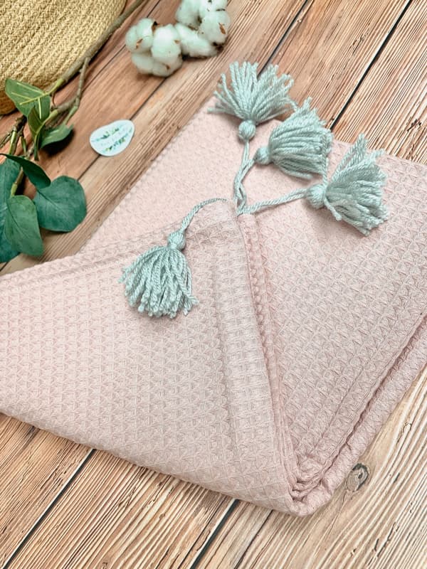 Koc / kocyk wafelek 75x100 Boho samling puderrosa pomponger