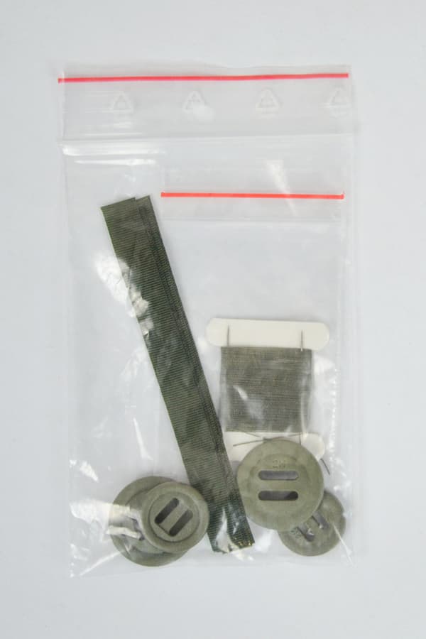 Sysæt til militæruniform, knapper, nål, tråd