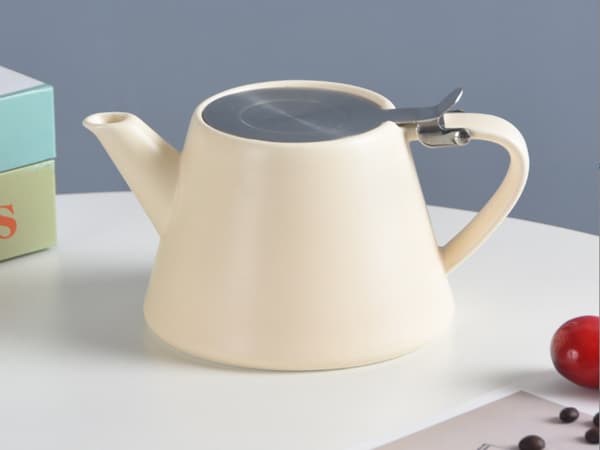 Keramisk elkedel med infuser