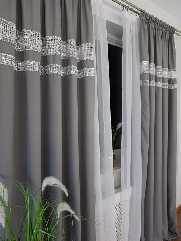 Lysegrå gardiner med strass 2 x 145 x 250 cm