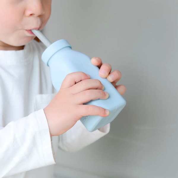 Silikon barnvattenflaska med sugrör och lock 200 ml 6m+ blå