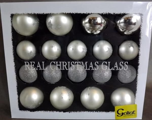 Set med 18 eleganta silverjulkulor - Matt, Glansig, Glitter.
