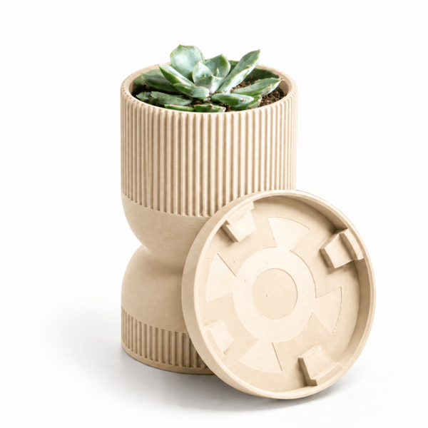 Beige timglasblomkruka med modernt fat