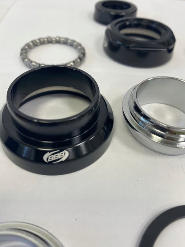 BBB BHP-16 1 1/8" halvintegrerade hörlurar