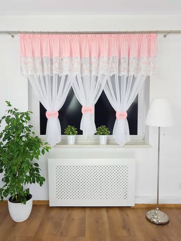 Gardin med broderi dekoreret med charme rosetbroderi - rosa