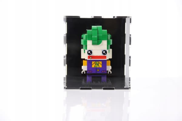 Lego Brickheadz -vitriini, suojaa pölyltä ja UV-säteilyltä, musta tausta