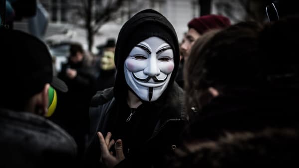 RR5 ANONYYMI VENDETTA NAAMIO STOP ACTA HALLOWEEN