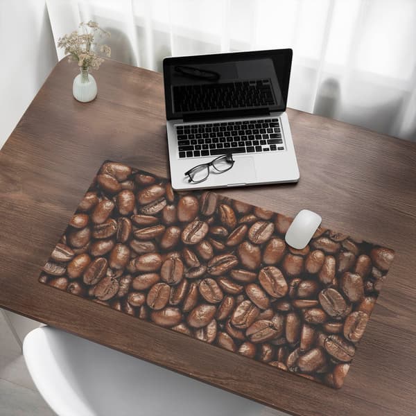 Halkfri skrivebordsmatte med kaffebønnermønster nærbillede 90x45 cm