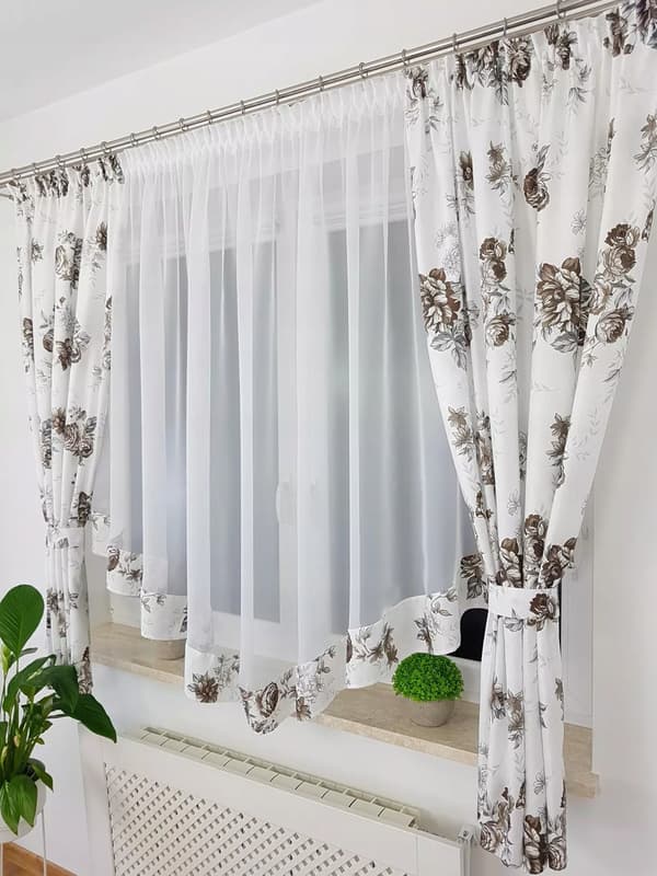 Gardin med draperier mörkbruna blommor