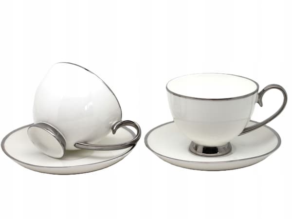 Set med 2 vita porslinskoppar med silverdetaljer som present