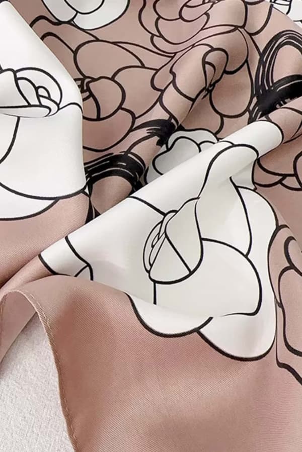 90x90 beige och vit halsduk med svart blommotiv - subtil elegans