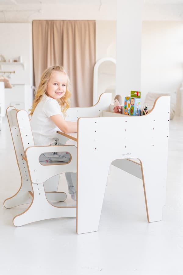 JUSTERBART skrivebord og stol