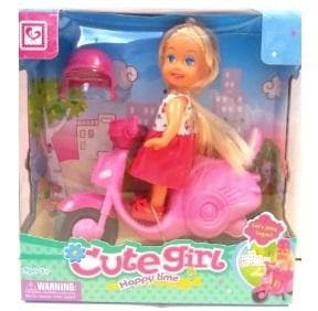 Dukke på en scooter